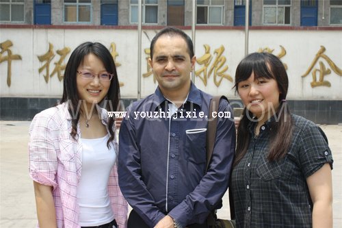 伊朗和馬來西亞客戶同時來企鵝公司購買生產線